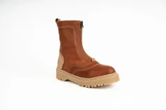 Bota tipo borcego de caña media, confeccionada en una combinación de cuero gamuzado negro y detalles en cuero color suela en la parte trasera y lengüeta. Presenta suela track de goma negra y costuras a la vista.