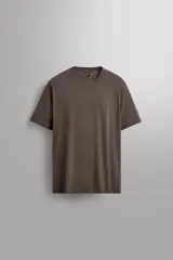 Camiseta de entrenamiento Zara Athleticz de corte regular, confeccionada en tejido técnico elástico y ligero con estructura. Presenta cuello redondo, manga corta con detalle de parche, costuras planas y logo estampado en el pecho.