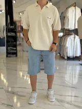 Bermuda de jean de corte baggy y tiro medio, con diseño clásico de cinco bolsillos y lavado claro.