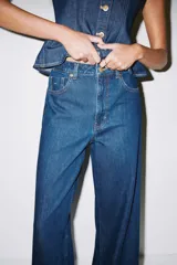Pantalón jean wide leg de tiro extra alto, color azul oscuro, confeccionado en denim de algodón rígido, con diseño de cinco bolsillos y perneras amplias.
