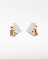 Caravanas metálicas con diseño abstracto de pliegues en acabado dorado y plateado brillante.