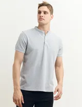 Remera blanca de algodón con cuello mao y media botonadura.