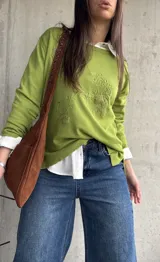 Sweater de punto color verde lima, de manga larga, con detalle de bordado en relieve con diseño floral en el frente.