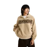 Buzo de polar tipo sherpa en color beige, con cierre frontal parcial y cuello alto. Presenta una banda horizontal estampada con diseño geométrico étnico en tonos marrones y blancos a la altura del pecho.