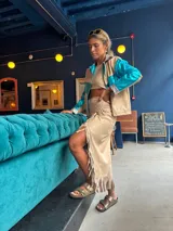 Camisa color beige con detalles en azul metalizado en mangas y pecho, y plateado en cuello y puños.