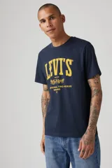 Remera azul marino de algodón con logo Levi's amarillo estampado en el pecho.
