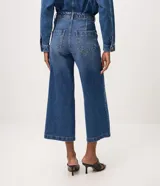 Pantalón wide cropped de jean azul con tiro alto y perneras amplias.