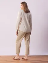 Camisa a rayas verticales color crema y blanco, marca Alex & Jordan. Cuello con solapa, abertura central con botones y bolsillo aplicado en el pecho.