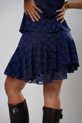 Minifalda azul marino de encaje con volados y cintura alta.