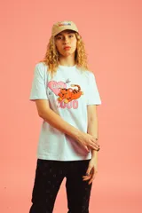 Remera negra de algodón con estampado de un tigre naranja y negro, un corazón rosa con la palabra 'Barrio' y el número '2000'.