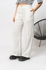 Pantalón de corte recto con estampado a rayas verticales en blanco y negro, confeccionado en simil lino.