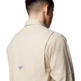 Camisa de manga larga Columbia modelo Tamiami II, color beige, con cuello abotonado, bolsillos frontales con solapa y aberturas de ventilación en la espalda. Confeccionada en tejido técnico ultraligero con protección solar y propiedades de secado rápido.