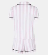 Conjunto de pijama corto americano de viscosa con estampado de rayas verticales. Incluye camisa de manga corta con cuello solapa y botones, y short con cintura elástica y lazo.