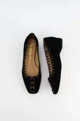 Mocasines de gamuza negra con detalle de costuras cruzadas en tono bronce a lo largo del borde y en la puntera. Poseen un taco bajo cuadrado de 2 cm.