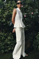 Jeans de tiro alto y corte wide leg, confeccionados en tejido de algodón con diseño de rayas verticales a contraste. Presentan cinco bolsillos, trabillas en la cintura y cierre frontal con cremallera y botón.
