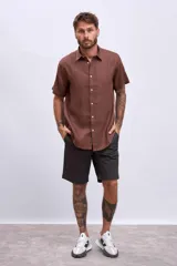 Bermuda de gabardina color marrón, corte recto y largo a la rodilla.