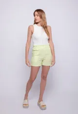 Short de lino color verde lima, con cintura elástica fruncida y bolsillos amplios al frente.
