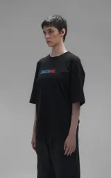 Remera negra de corte oversize con cuello redondo y mangas cortas. Presenta un estampado central de Goku y Goten en sus versiones de Dragon Ball.