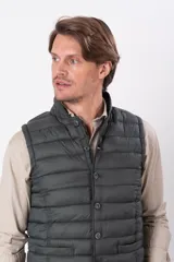 Chaleco azul de nylon con corte tipo vestir y relleno de guata.