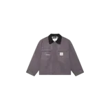 Campera estilo workwear de Eme Studios modelo Ethos Grey Boxy Coat, en color gris. Presenta cuello camisero de terciopelo negro, bolsillos frontales con solapa, cierre frontal con solapa de botones a presión y forro interno a cuadros.