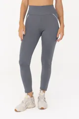 Calza gris de compresión media con cintura alta y vivos blancos en la parte posterior.