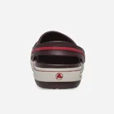 Zueco Crocs modelo Crocband Heritage, color negro con banda lateral en tono crema. Presenta correa de talón pivotante bicolor, diseño con textura pronunciada y detalles de costura, fabricado en espuma Croslite ligera.