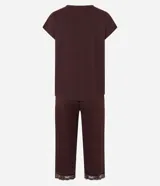 Pijama capri compuesto por una blusa de manga corta con escote en V, detalles de encaje y cierre frontal con botones, y un pantalón capri con cintura elástica y terminaciones en encaje en el bajo.