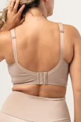 Bralette reductor color piel, sin aro, con breteles anchos acolchados regulables y faja reforzada en el bajo busto. Confeccionado con tela que contiene fibra LYCRA® XTRA LIFE™