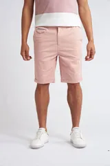 Bermuda tipo chino de gabardina, con cierre y botón frontal, bolsillos laterales y traseros, y dobladillo en el ruedo.