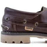 Zapato náutico de cuero color marrón con cordones, detalle de costuras en contraste y suela de goma.