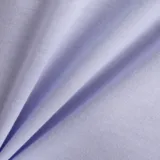 Remera de manga corta New Balance con cuello redondo, confeccionada en tejido ligero con tecnología de secado rápido. Presenta un ajuste estándar y el logo de la marca estampado en el pecho.