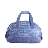 Bolso de gimnasio Rip Curl modelo Gym Bag 32L Mixed, color azul con estampado floral geométrico y el logo de la marca bordado en el frente. Cuenta con doble asa de mano con protector acolchado y cierre principal.
