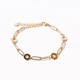 Pulsera dorada con eslabones de cadena y dijes circulares de color beige y marrón.