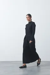 Falda midi tejida de silueta evasé, con diseño minimalista y caída fluida.