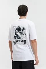Remera blanca de manga corta con corte oversize y cuello redondo. Estampado en la espalda con una escultura clásica y la palabra 'Renaissance'.