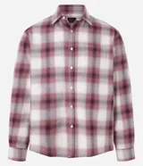 Camisa masculina de franela a cuadros en tonos borgoña y crema, corte comfort, cuello inglés, abotonada al frente y manga larga.