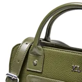 Cartera tipo bolso de mano color verde oliva, confeccionada en material símil cuero con textura granulada. Presenta doble asa superior, correa larga ajustable y extraíble, y un bolsillo frontal con cierre metálico. Incluye el logo de la marca XL en la parte superior central.