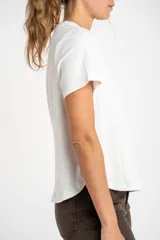 Remera negra de manga corta con cuello redondo y textura acanalada.