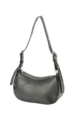 Cartera bandolera color negro de poliuretano símil cuero, con diseño estructurado, cierre superior y correa ajustable con hebillas metálicas.