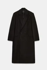 Abrigo oversize de Zara Woman Collection confeccionado en hilatura con lana. Presenta cuello con solapa de muescas, manga larga, bolsillos con solapa en el delantero y cierre frontal cruzado con botones. Incluye forro interior.