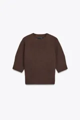 Jersey de punto marrón oscuro, cuello redondo y manga corta, con diseño de punto acanalado y detalles en punto diamante en el torso.