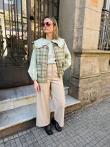 Camisa verde menta con amplio cuello marinero con volados, mangas largas y abotonadura frontal con botones nacarados.