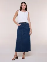 Falda maxi de denim azul, de tiro alto con pretina anatómica, pasacintos, cierre frontal con cremallera y botón metálico. Cuenta con diseño de cinco bolsillos, costura vertical central y corte recto de caída fluida al tobillo.