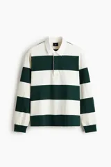 Remera tipo polo de manga larga con diseño de rayas horizontales anchas en color verde oscuro y blanco. Presenta cuello inglés en contraste, tapeta con botones ocultos y puños acanalados.