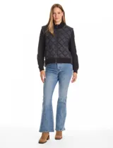 Campera combinada Current Air, con torso acolchado en diseño de rombos y mangas de tejido de punto grueso con diseño de ochos. Presenta cierre frontal metálico, cuello alto y puños y ruedo acanalados.