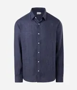 Camisa de lino puro color marrón, modelo comfort de manga larga, con cuello inglés y cierre frontal de botones.