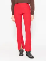 Pantalón marrón de punto liso, con cintura elastizada y bota amplia con tajo en el delantero.