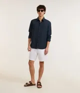 Camisa de manga larga color verde militar, confeccionada en algodón con textura maquinetada, cuello inglés y abotonado delantero. Corte comfort.