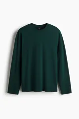 Remera de manga larga color verde oscuro, con cuello redondo ribeteado y corte estándar.