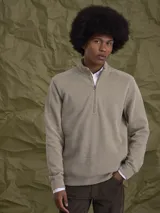 Fleece de algodón color gris melange, con cuello alto y cierre frontal parcial. Diseño de manga larga con puños y ruedo acanalados.